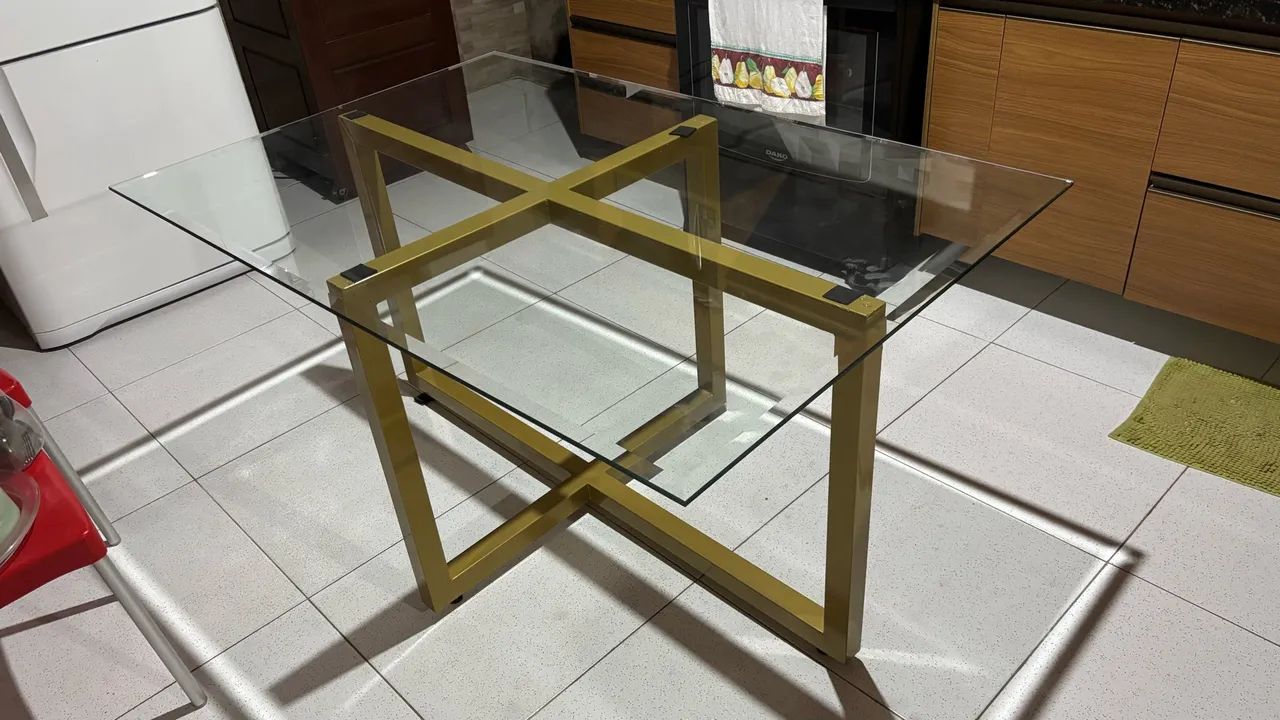 Mesa de vidro com pé em metalon 
