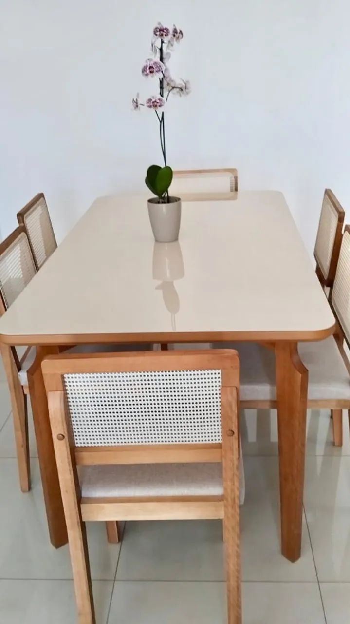 Mesa de jantar com 6 cadeiras em madeira - excelente estado - Foto 2