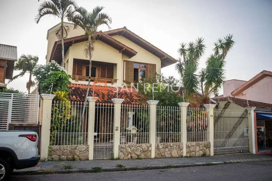 Balneário | Casa 5 quartos, sendo 2 suites