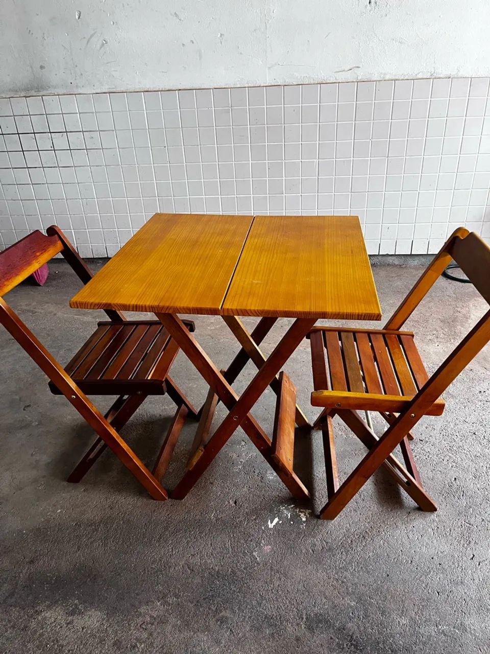 Conjunto de 5 mesas com 2 cadeiras cada
