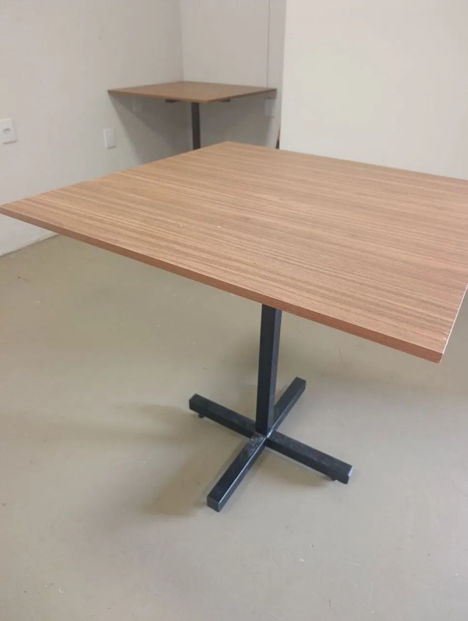 Mesas com tampo.mdf e pés de ferro 