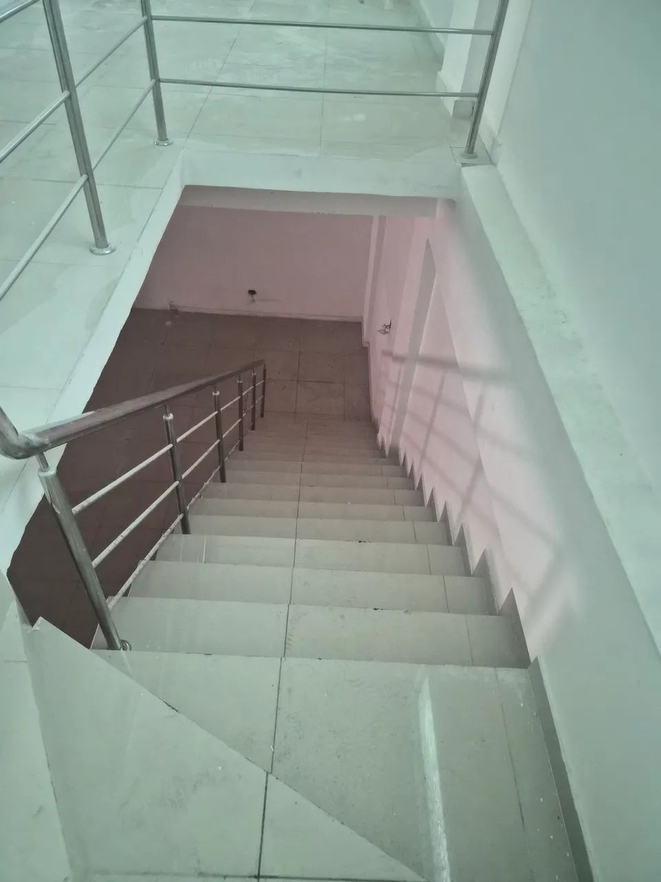 Alugo! Prédio de 2 andares. - Foto 2
