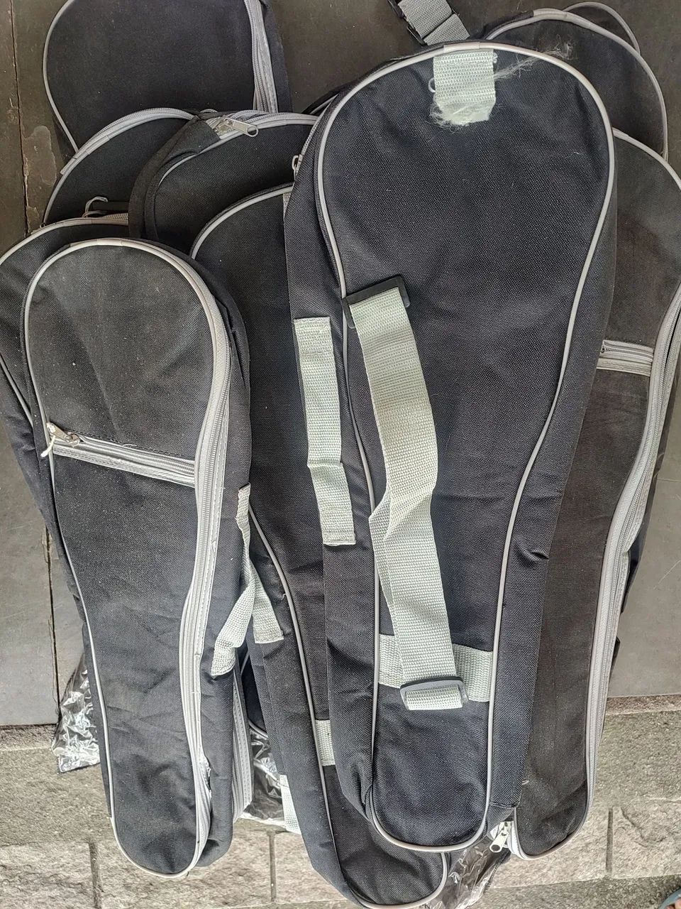 12 cases para ukulele, com as ausas soltas. 