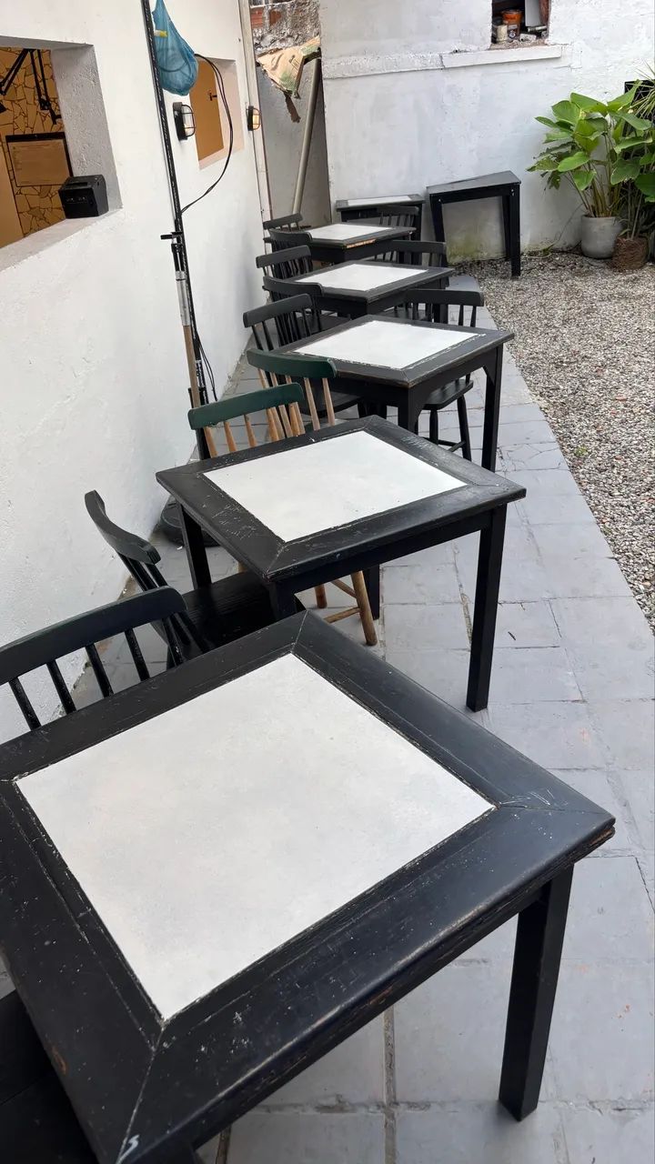 Lote de 6 mesas de madeira com cerâmica no estado  - Foto 2
