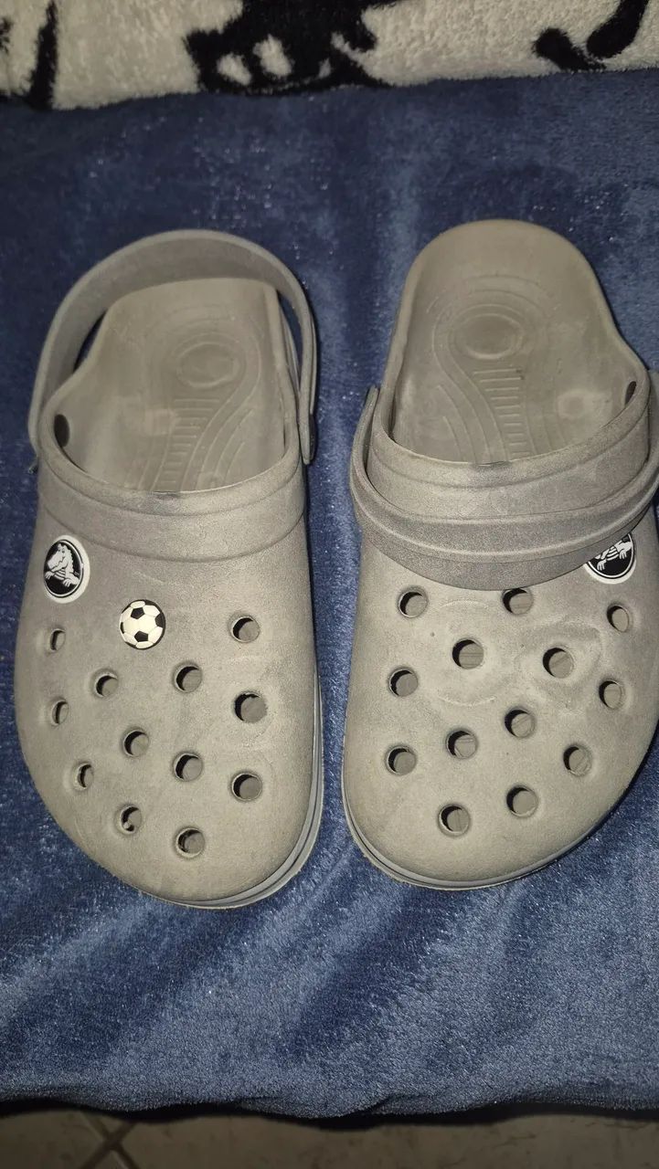 Crocs cinza, confortável para seu dia dia
