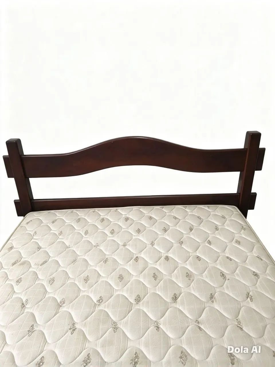Cama em madeira sem colchão 