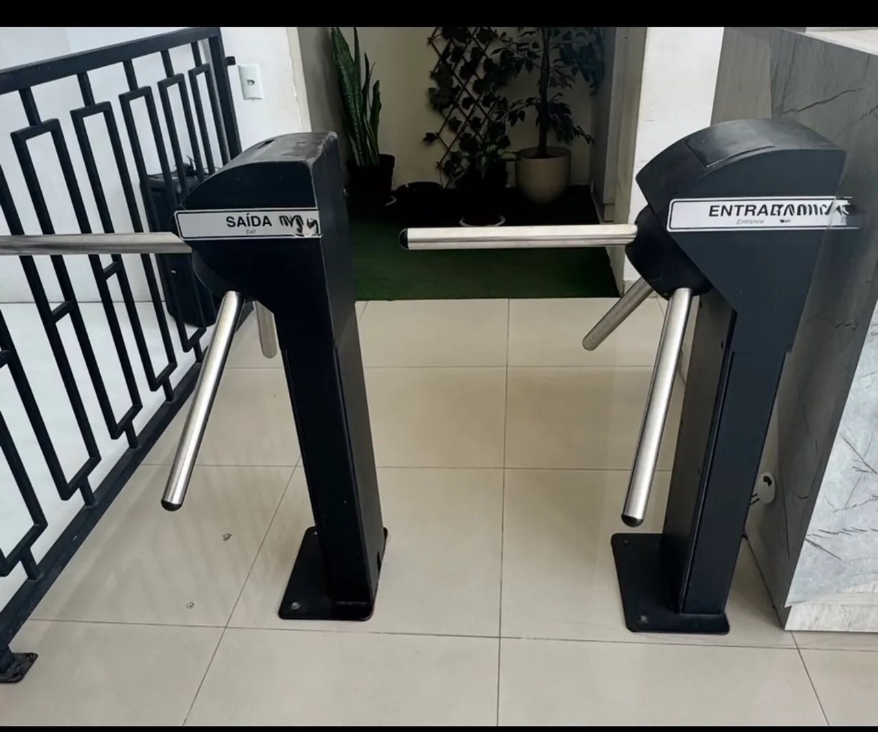 Duas catracas, entrada e saida