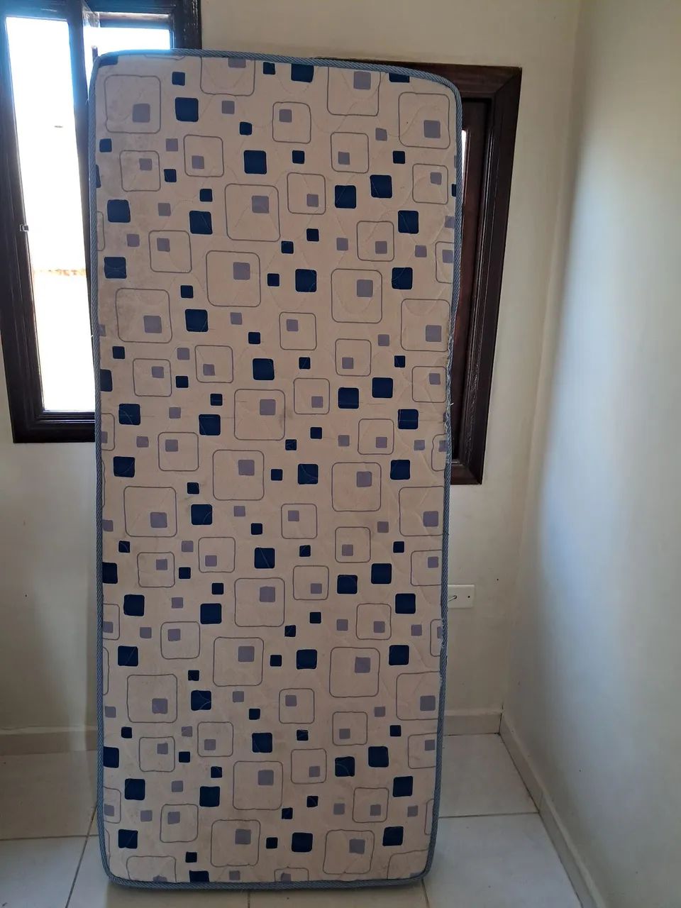 Vende-se colchão de solteiro 