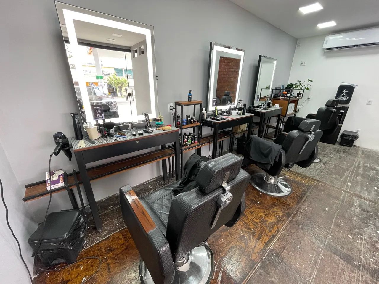 Barbearia Cadeiras, lavatório e móveis.  - Foto 4