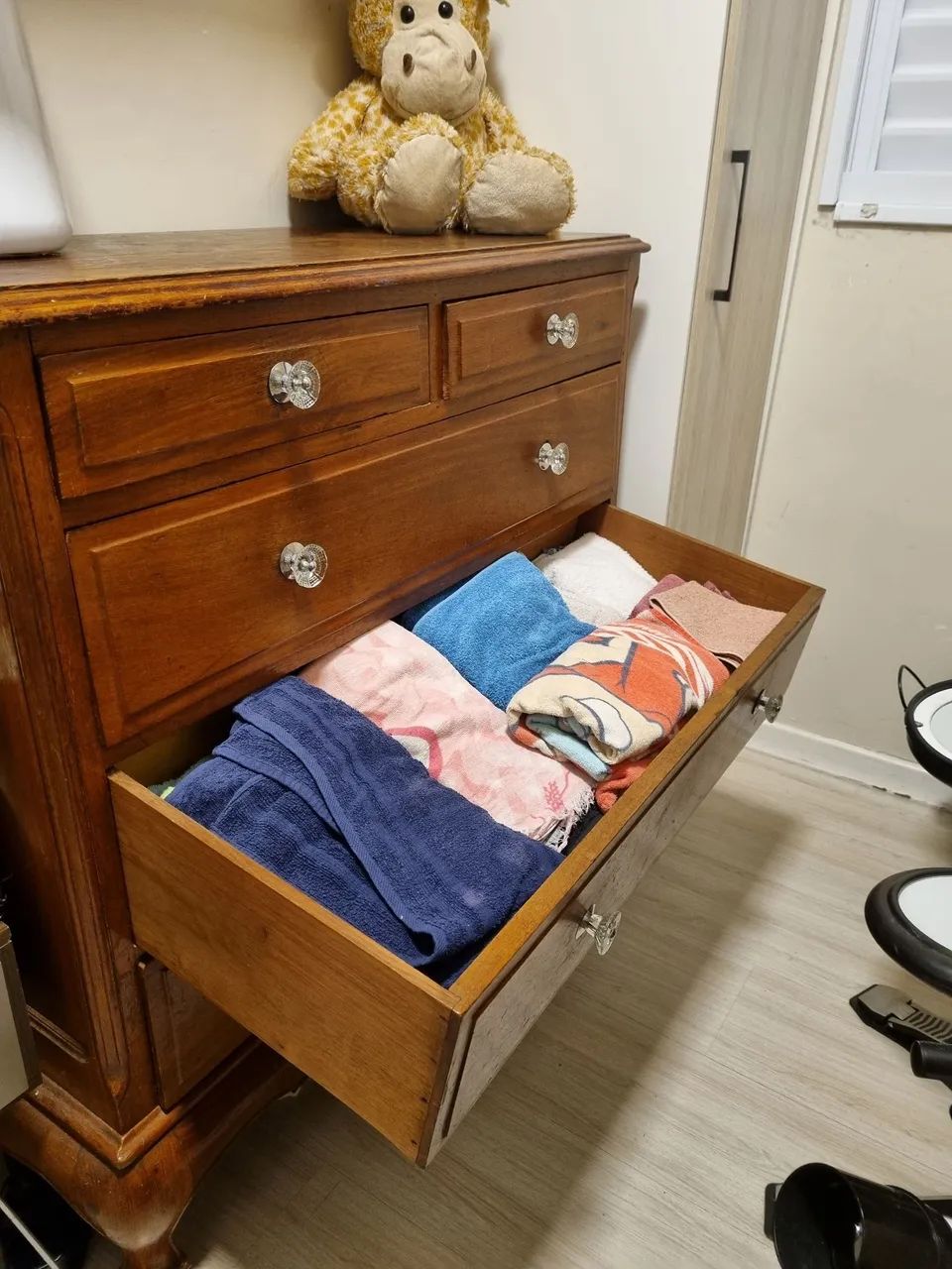 Cômoda madeira maciça antiga com mais de 5 décadas - Foto 2