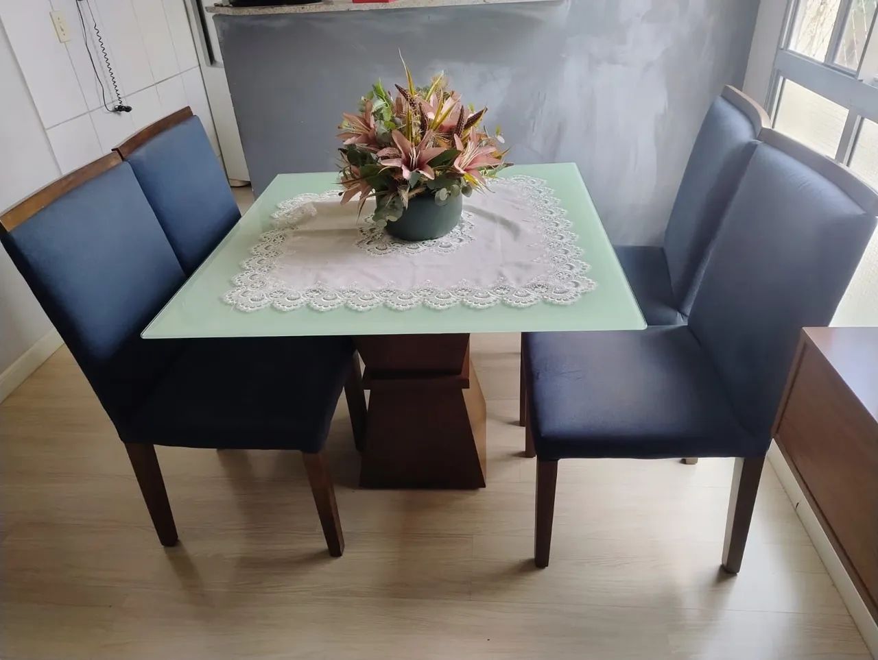 Mesa com 4 cadeiras estofadas em madeira - Foto 4