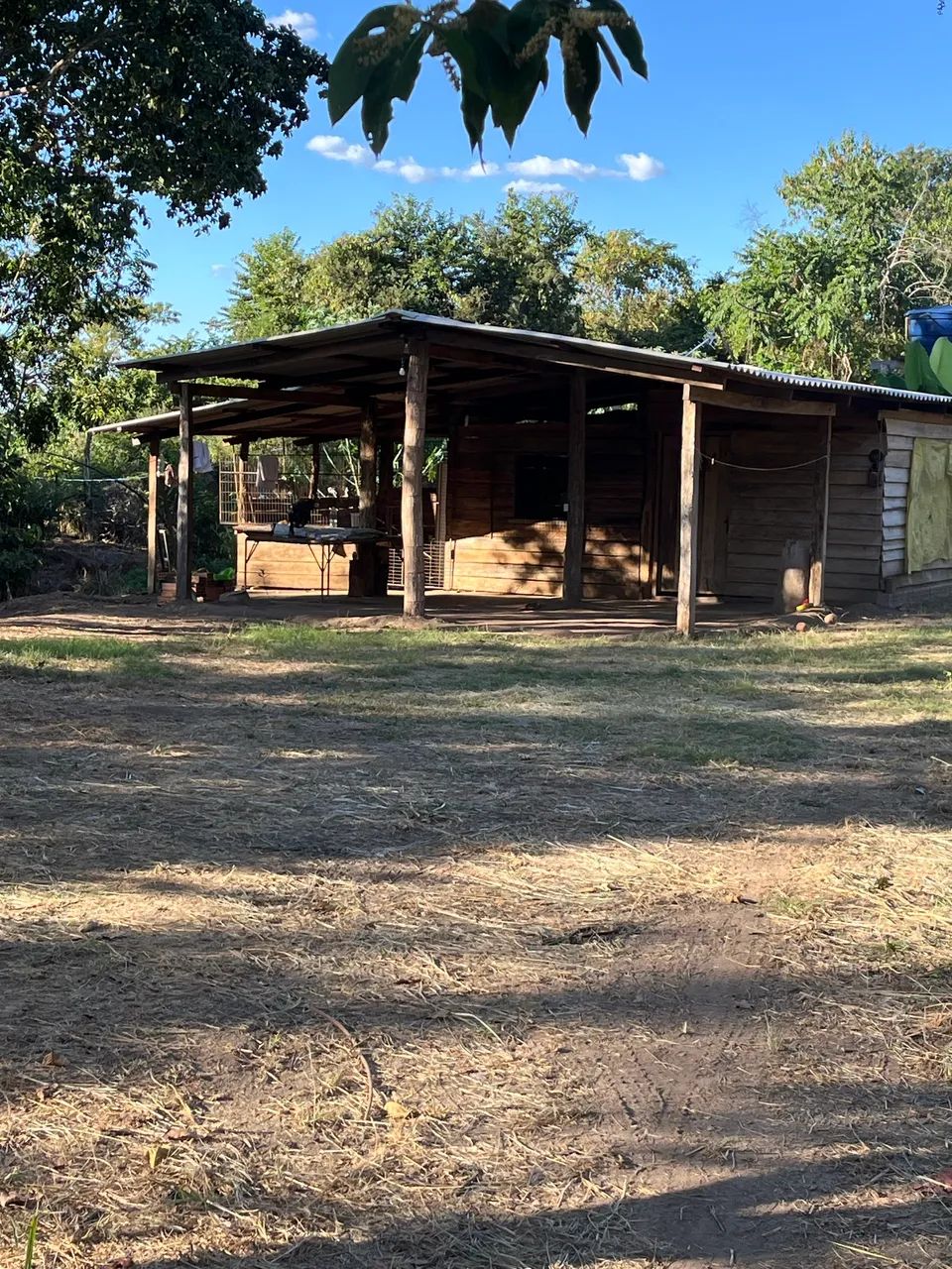 VENDO RANCHO ÁS MARGENS DO RIO TOCANTINS -PRÓXIMO AO POVOADO TREVO DA PRAIA.