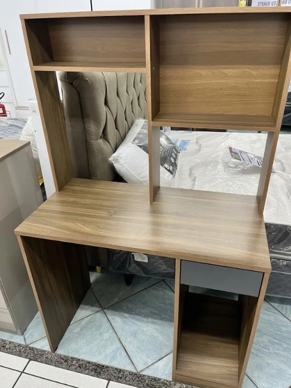 Escrivaninha de MDF compacta