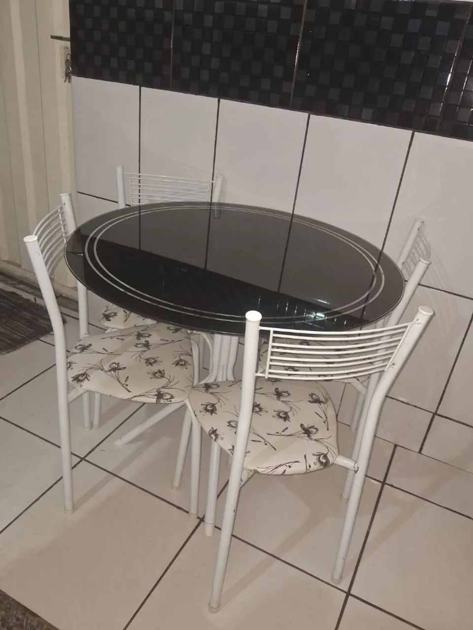 Vendo mesa de 4 cadeiras