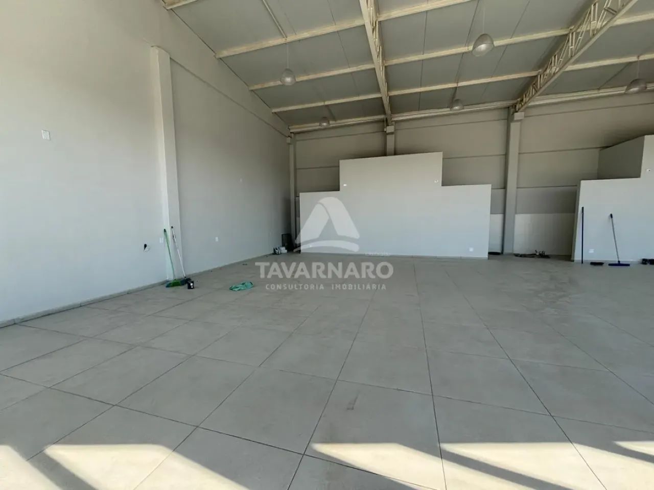 Excelente Espaço Comercial com Pé Direito Alto e Estacionamento Próprio! - Foto 4