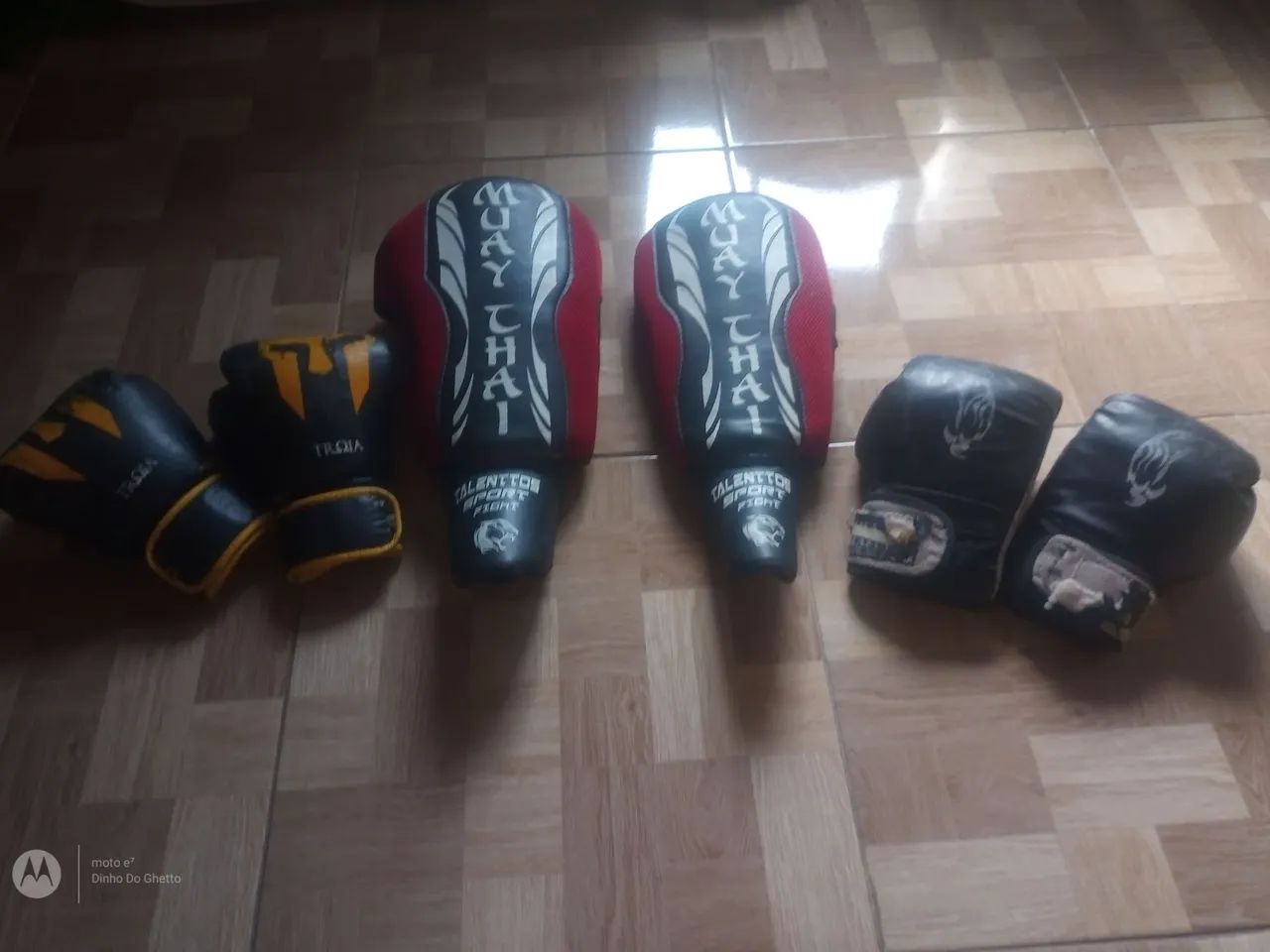 Saco de pancada, caneleira  e luvas de box. - Foto 4