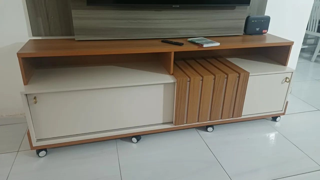 Rack Bancada Graci marca HB Móveis, ideal para TVs de até 70 polegadas
