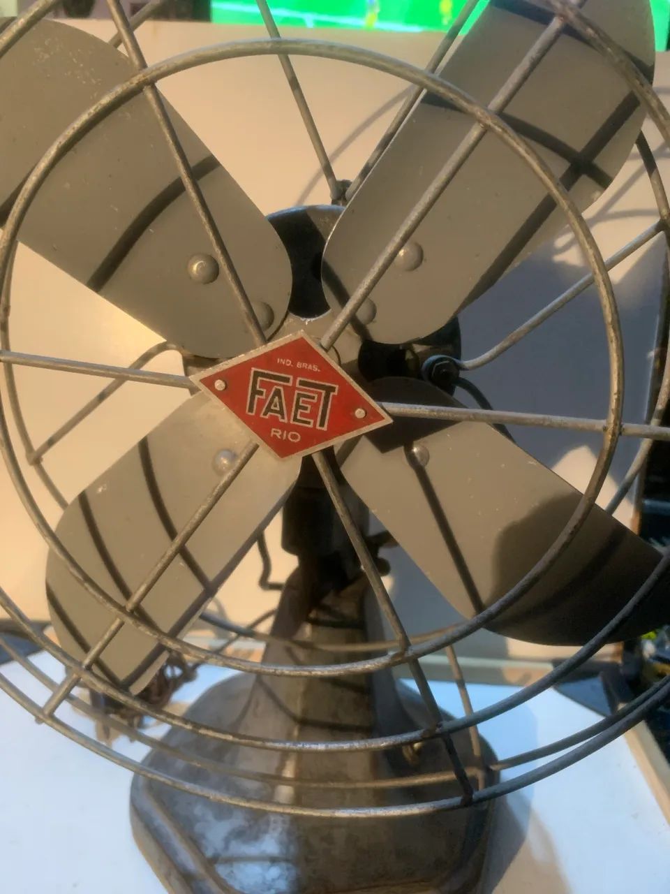 ventilador antigo da marca Faet, modelo "Rio"