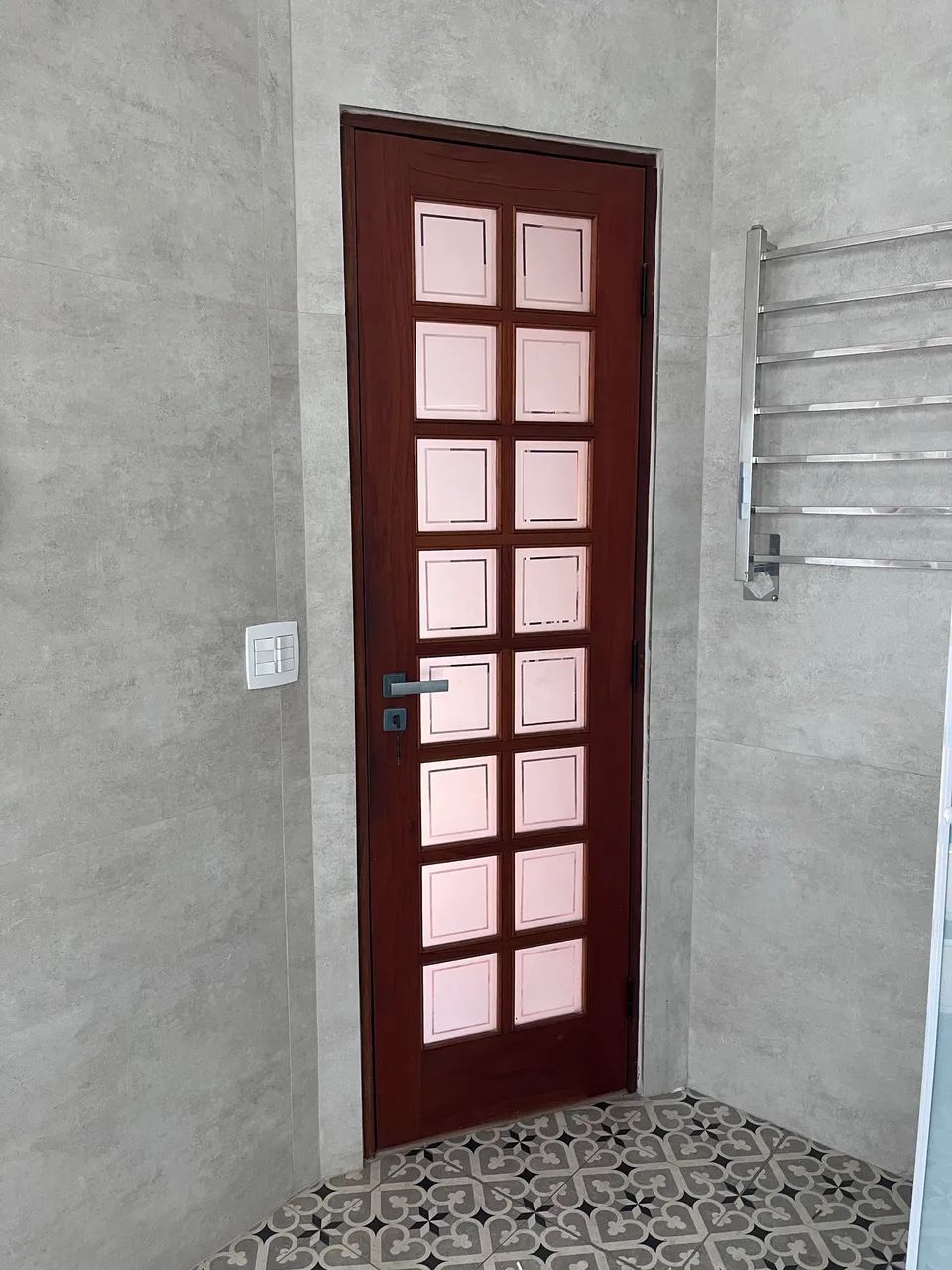 Porta de madeira e vidro com batente - Foto 2