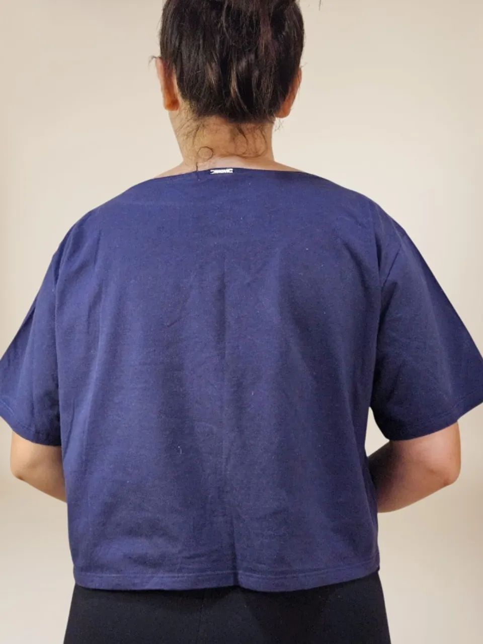 Camiseta cropped estampada azul marinho tam G - Foto 2