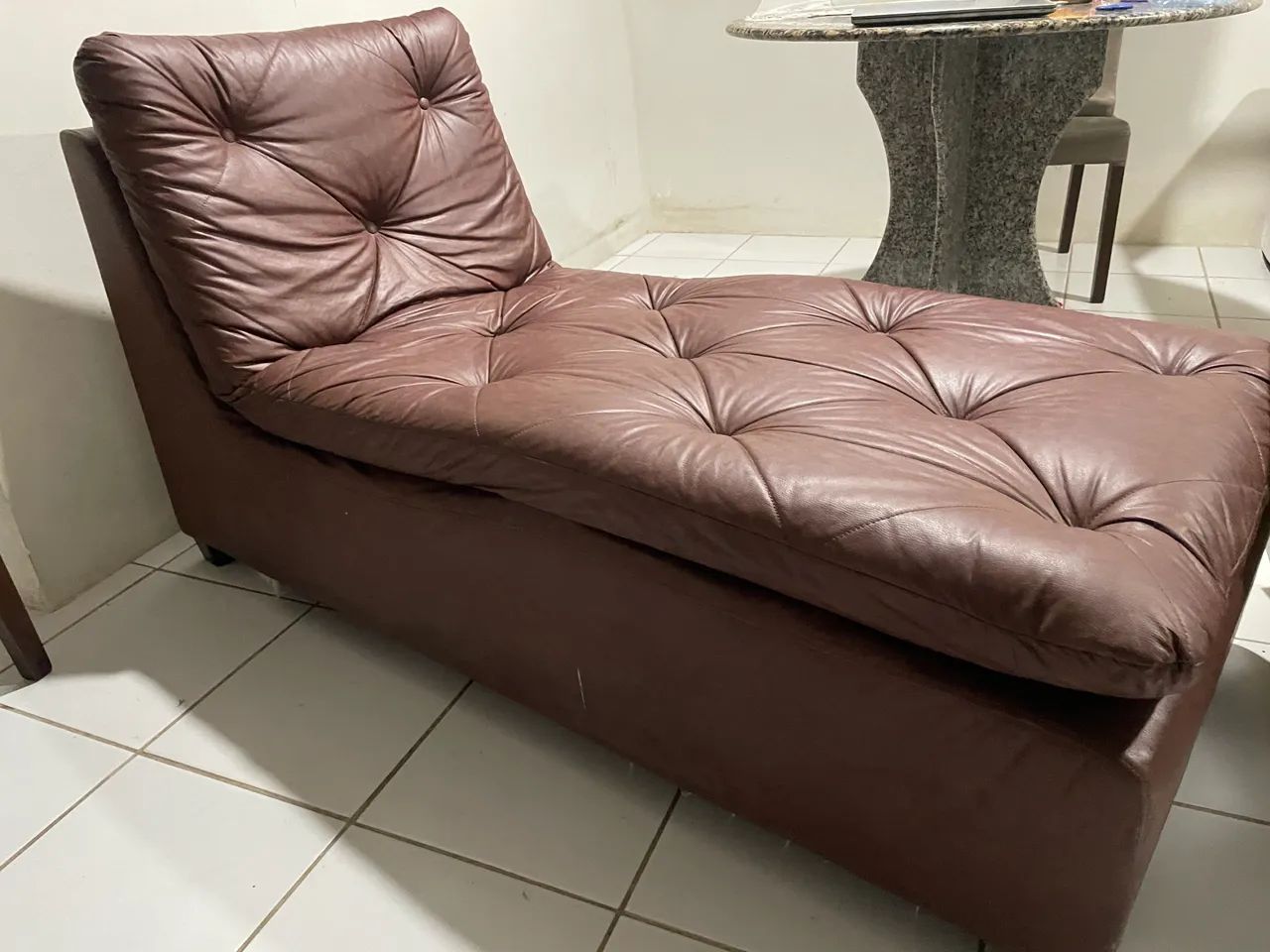 sofá chaise couro sintético