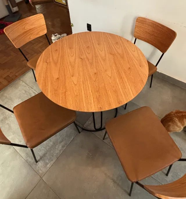 mesa redonda de jantar com 4 cadeiras