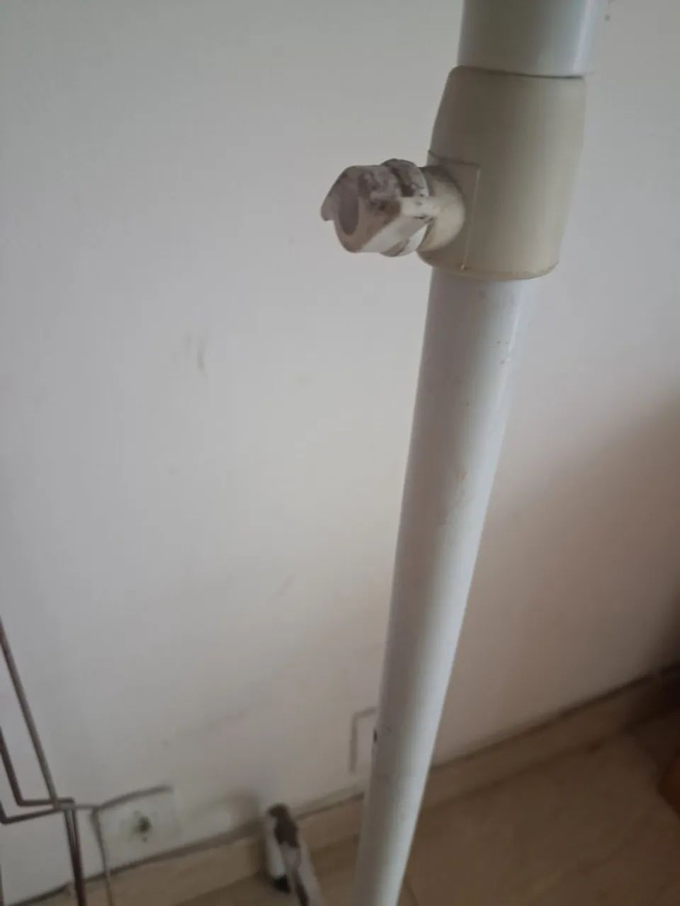 Arara de roupas regulável com rodinhas  - Foto 4