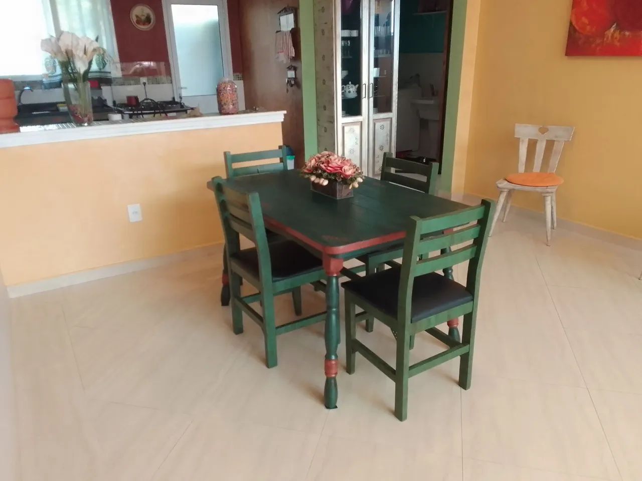 Mesa jantar colonial com 4 cadeiras conservadas - Foto 4
