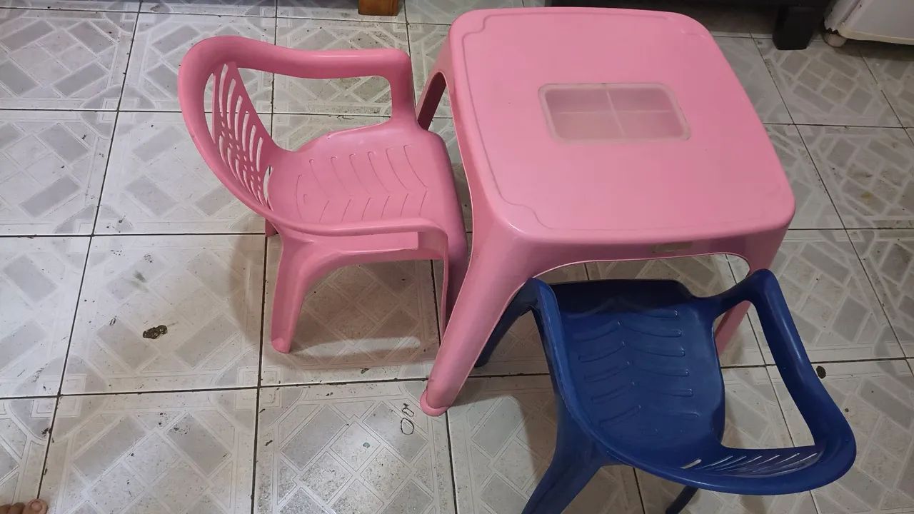 Mesa infantil com 2 cadeiras - Foto 4