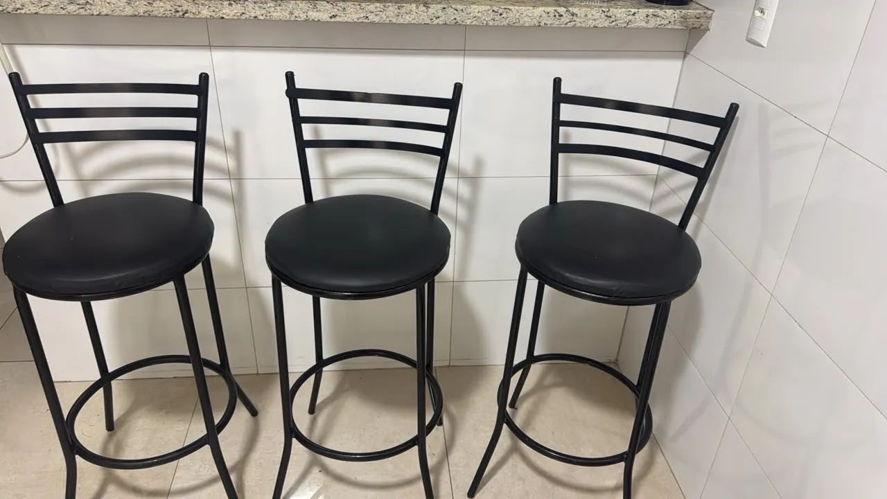 4 Banquetas novas 