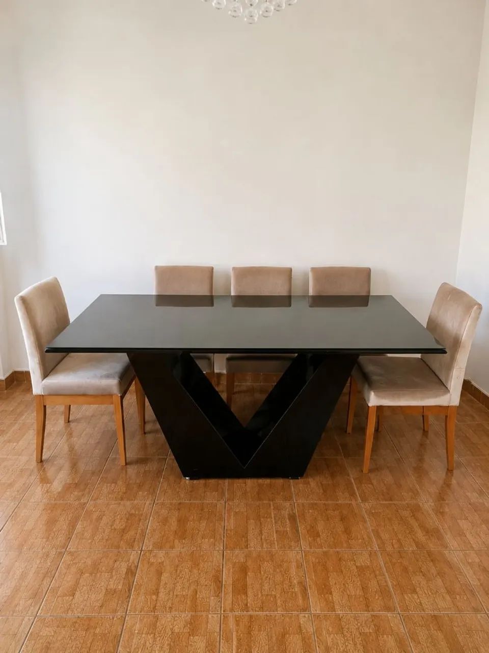 Conjunto de jantar mesas em madeira e 6 cadeiras estofadas - Foto 2