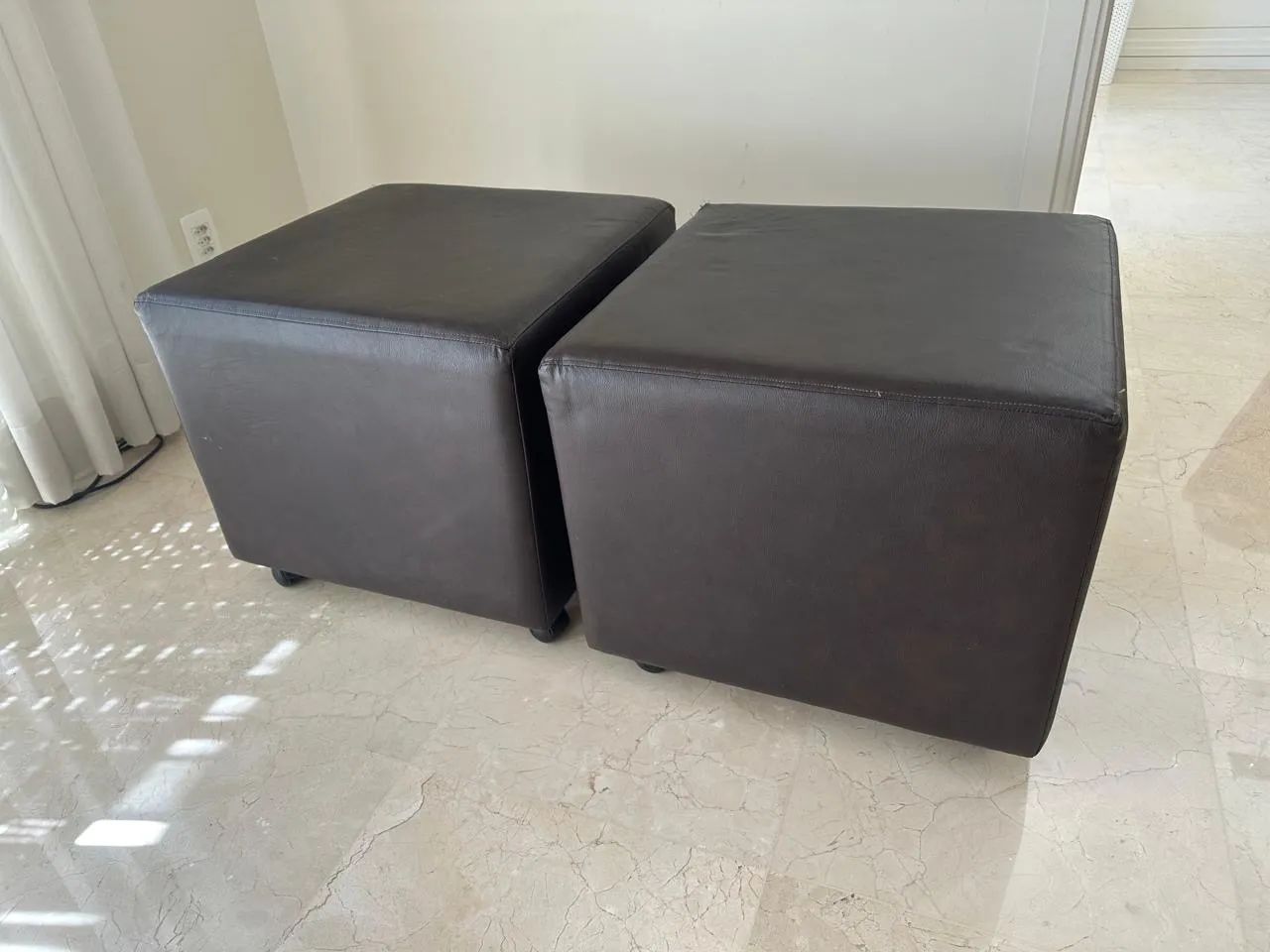 Par de puffs cubo
