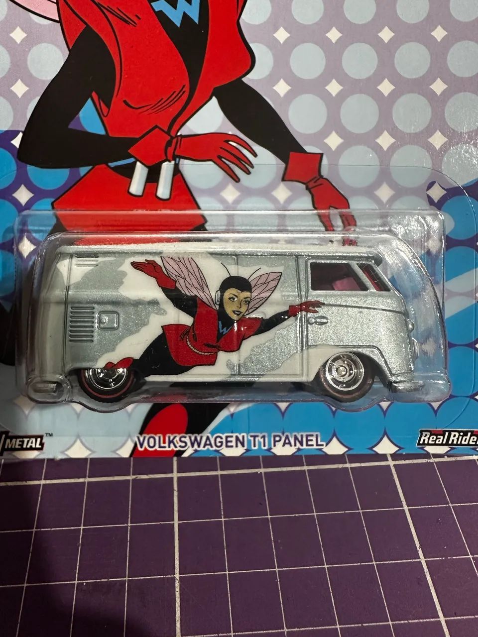 Hot Wheels Premium VW T1 Panel Bus Marvel Vespa - Lacrada - Foto 2
