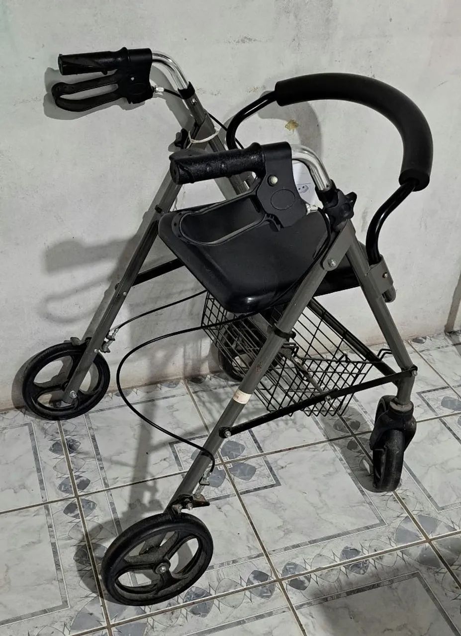 Andador com 4 rodas e assento