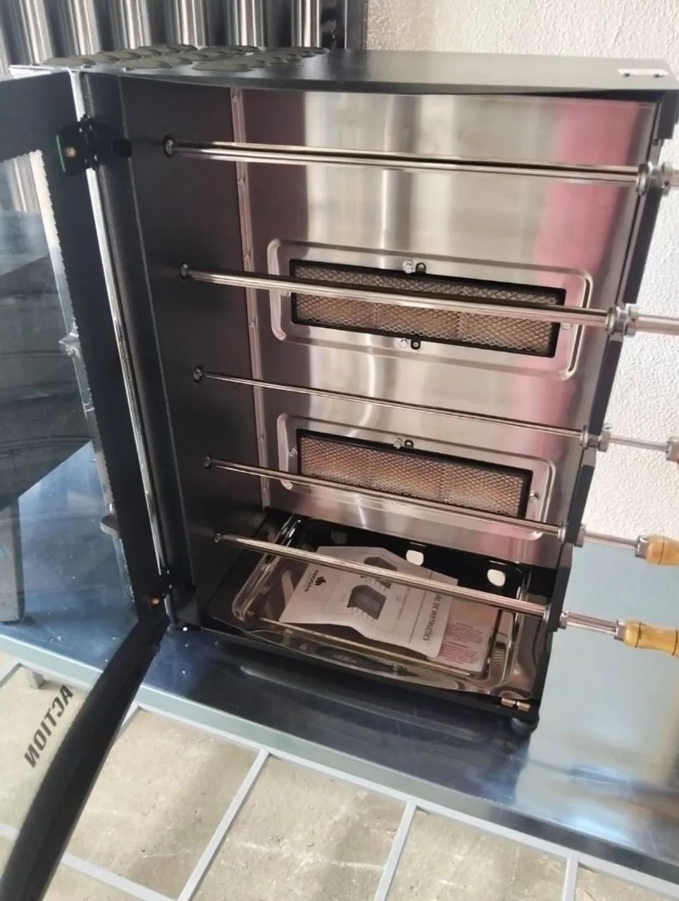 Assadeira 5 espeto marca Pro gás de mesa nova sem uso funcionando perfeitamente. - Foto 4