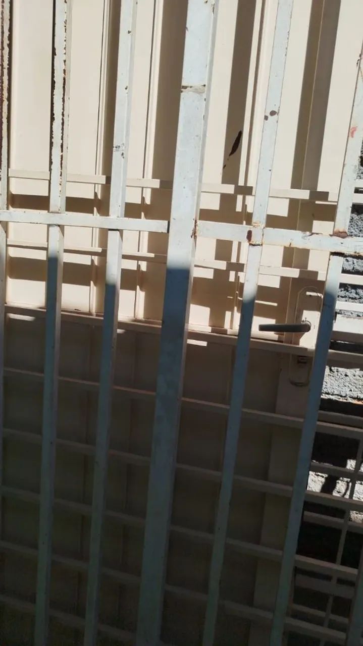 Portas, janela e grades em ótimo estado - Foto 2