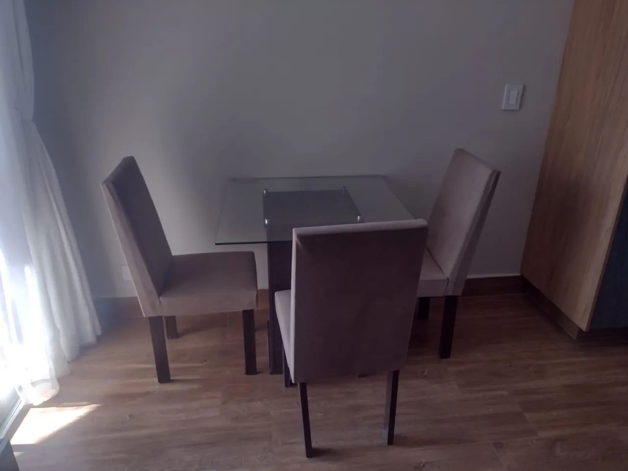 Mesa com tampo de vidro