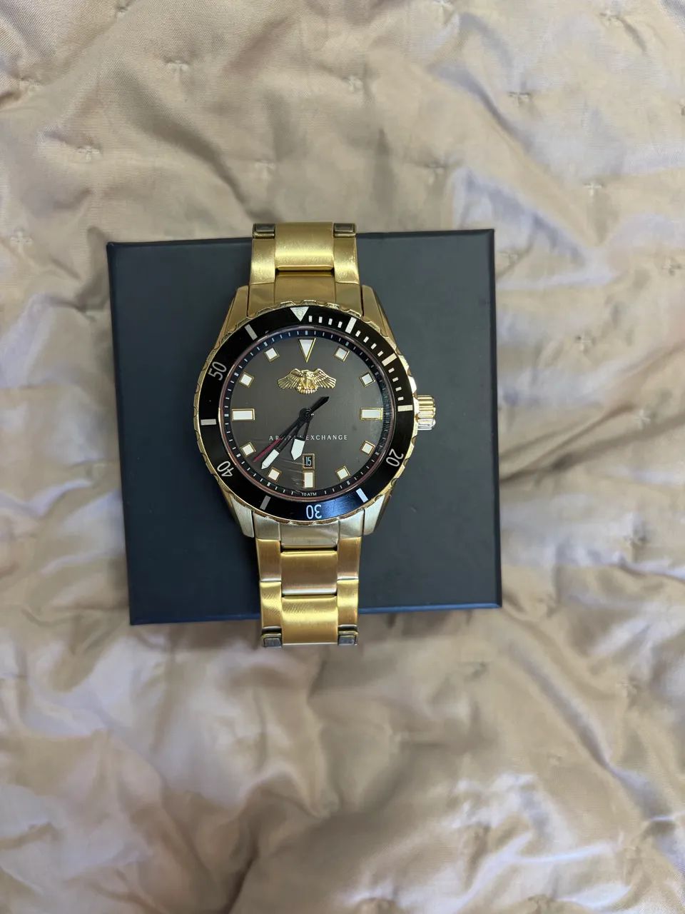 Relógio Armani Exchange dourado.