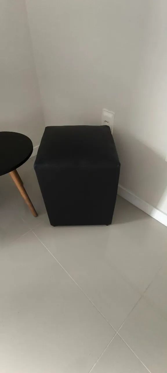 Puffs e mesinha de sala