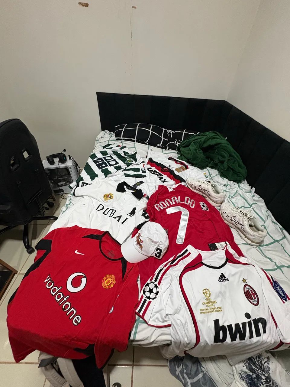 Camisas, bone e tenis