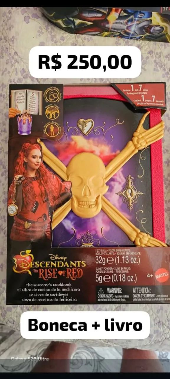 Boneca descendentes com livro