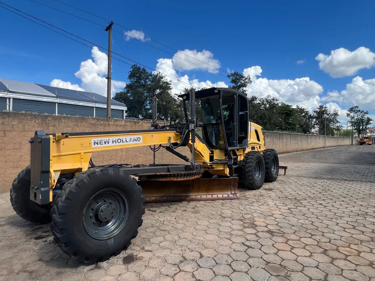 MOTONIVELADORA NEW HOLLAND RG140B - 2011