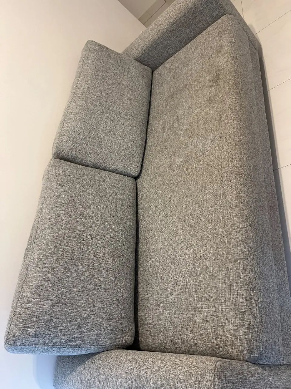 Sofá linho cinza 3 lugares- tok stok- com pequenos detalhes - Foto 4