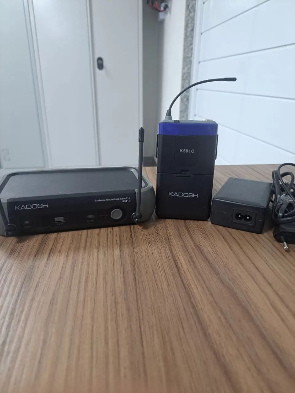 Sistema de microfone sem fio Kadosh K581C e microfone de Lapela - Foto 2