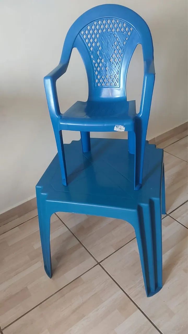 Mesa e cadeira plásticas - Ótimo estado - R$ 80,00