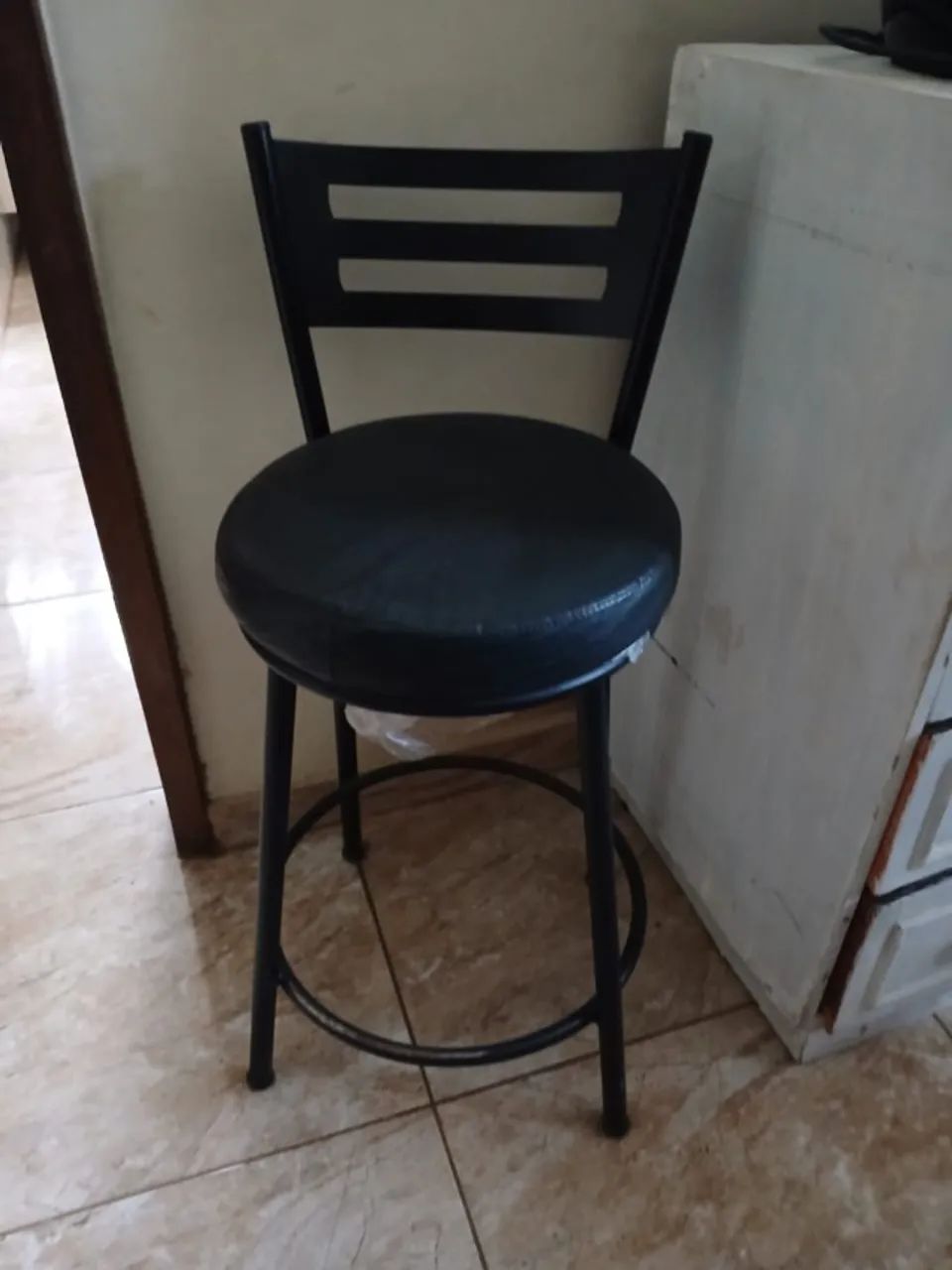Banqueta preta acolchoada