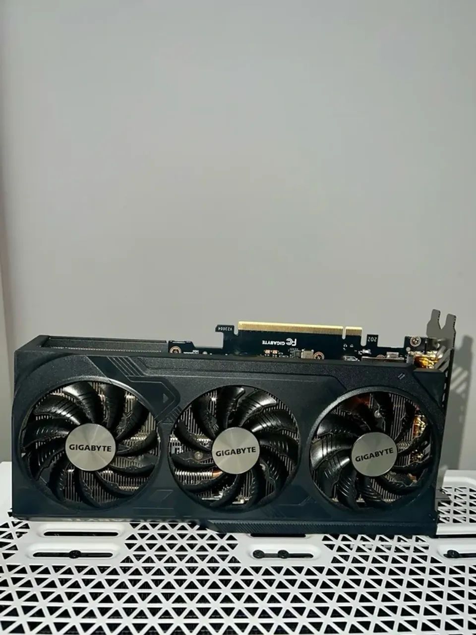 RTX 4070 Windforce 12GB zerada pego placa inferior e volta