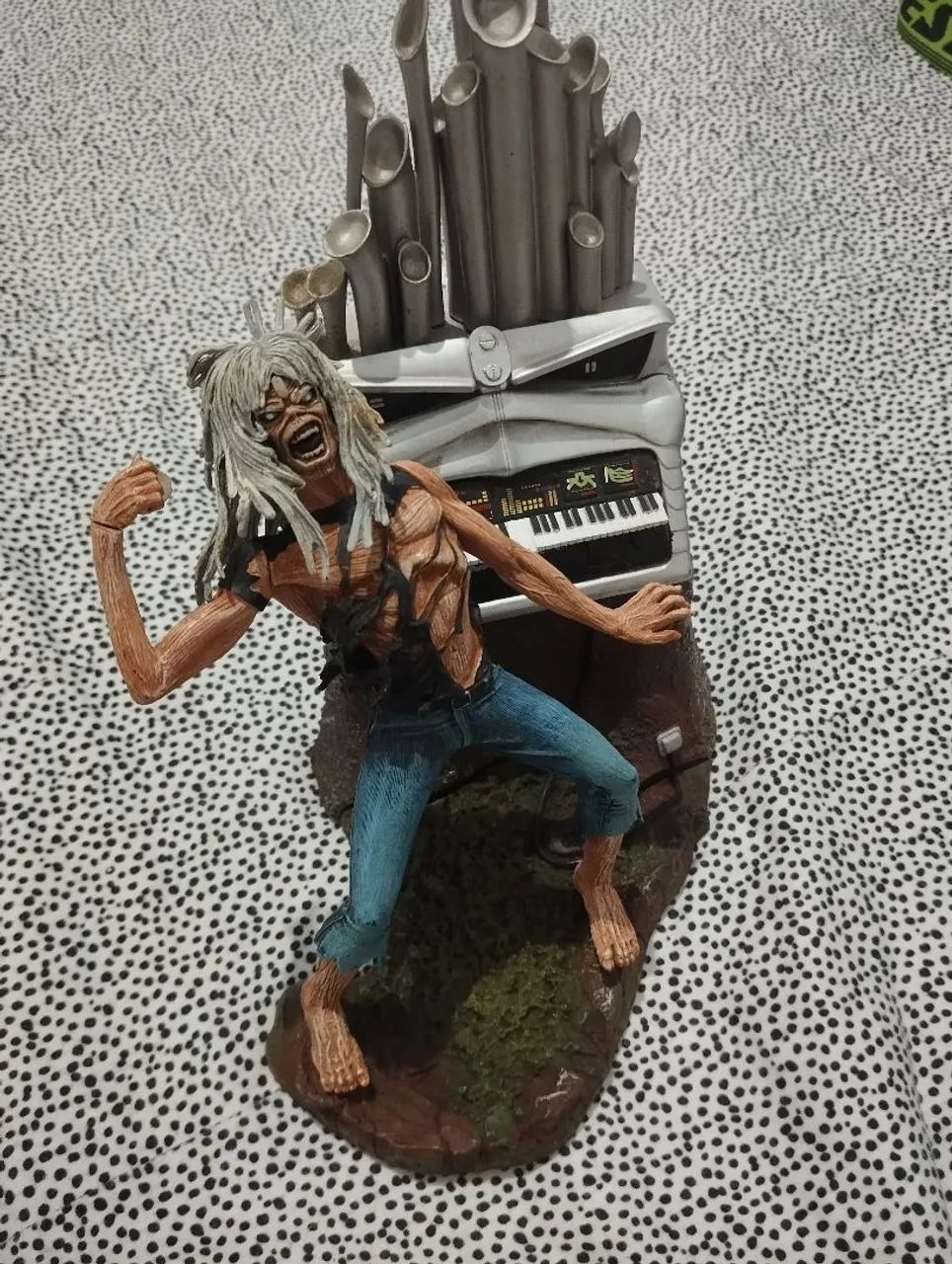 Eddie da banda Iron Maiden baseada no tema  "Phantom of the Opera"