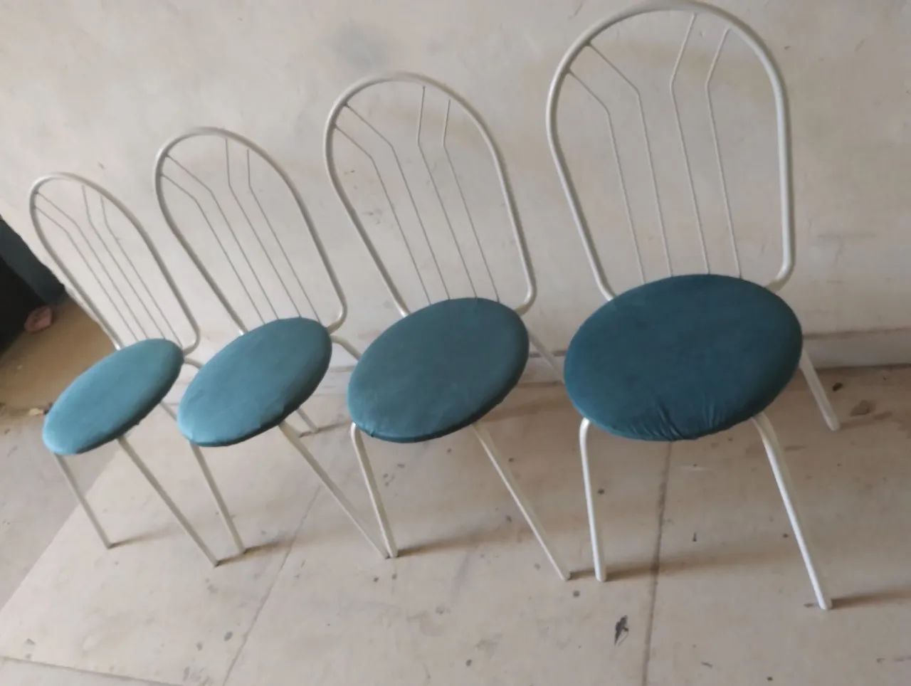 Faço a entrega, conjunto de 4 cadeiras semi novas 