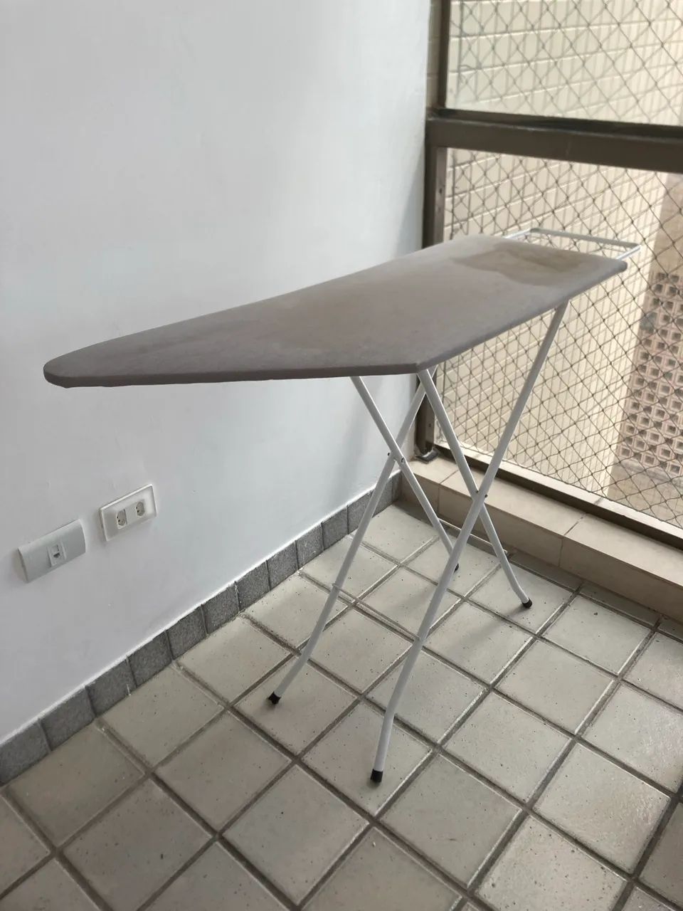 Tabua de Passar Roupa Com Suporte para Ferro - Foto 2